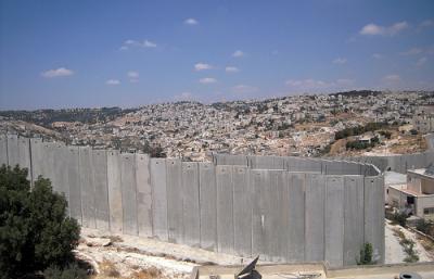 Wall divides Jerusalem