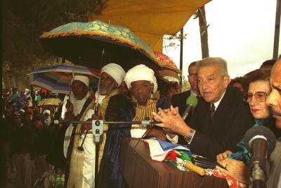 President Weizman welcomes Ethiopian Jews, 1993